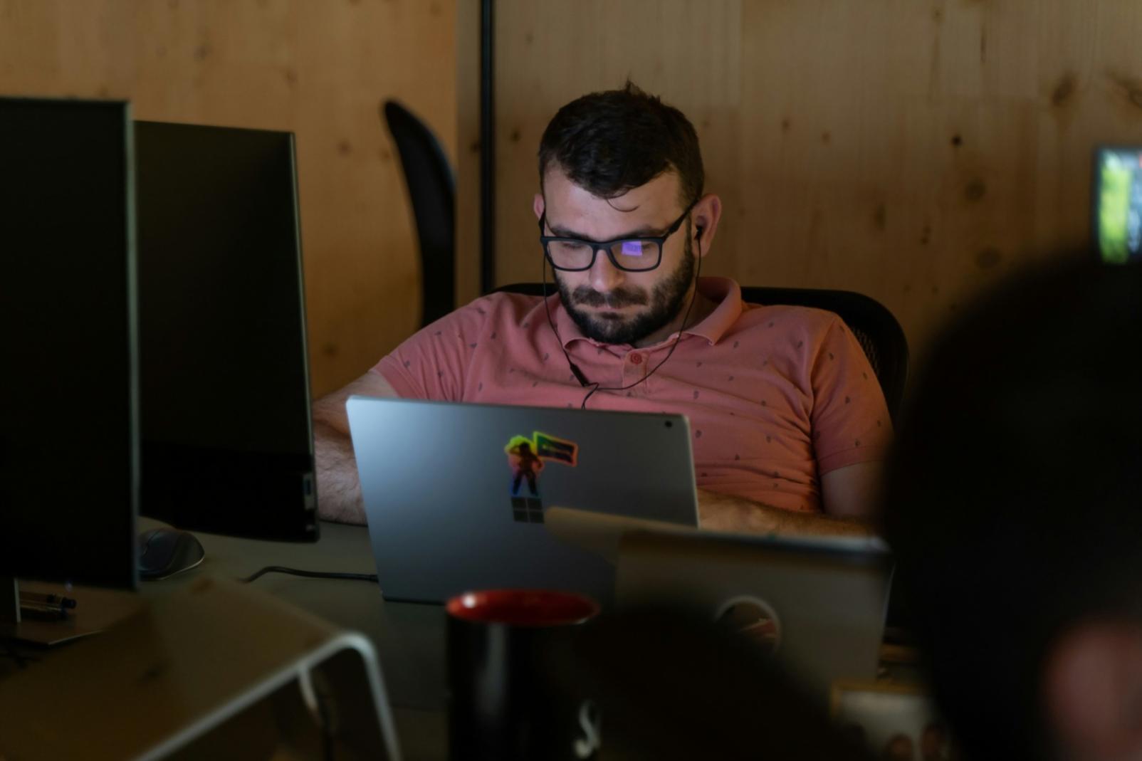 Profissionais analisando dados financeiros em ambiente corporativo moderno